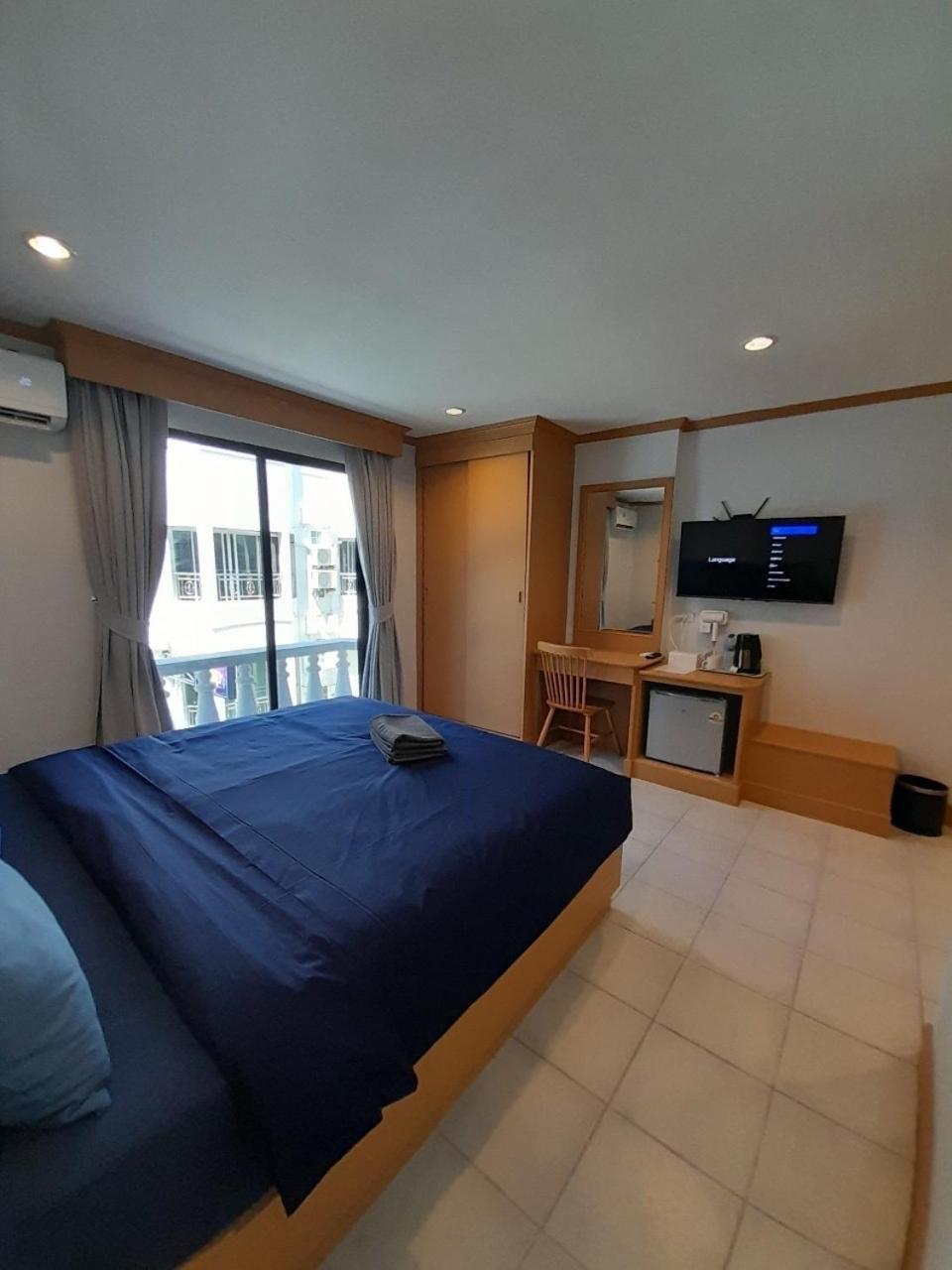 Jb House Patong Hostel Bagian luar foto