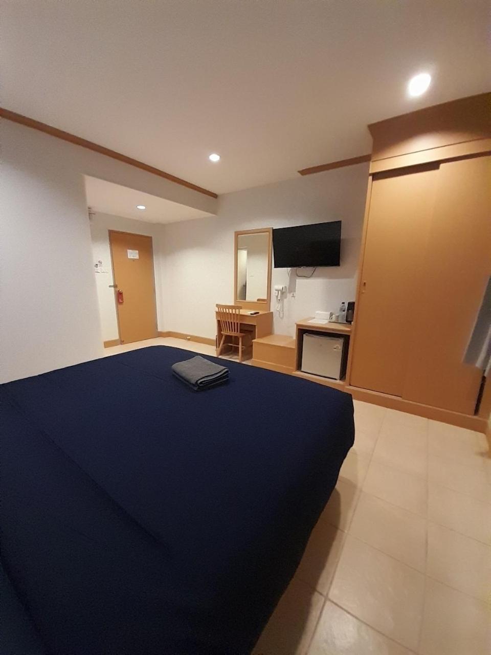 Jb House Patong Hostel Bagian luar foto